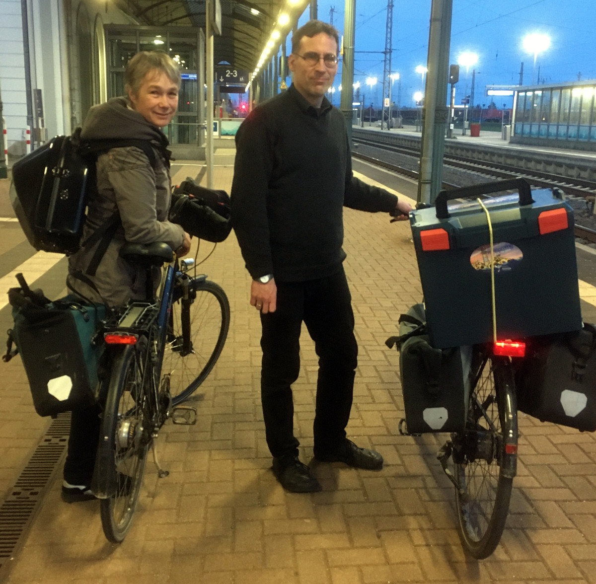 Christine und Gregor Heimrich mit dem Leuchtturm unterwegs (verpackt in seinem Koffer)