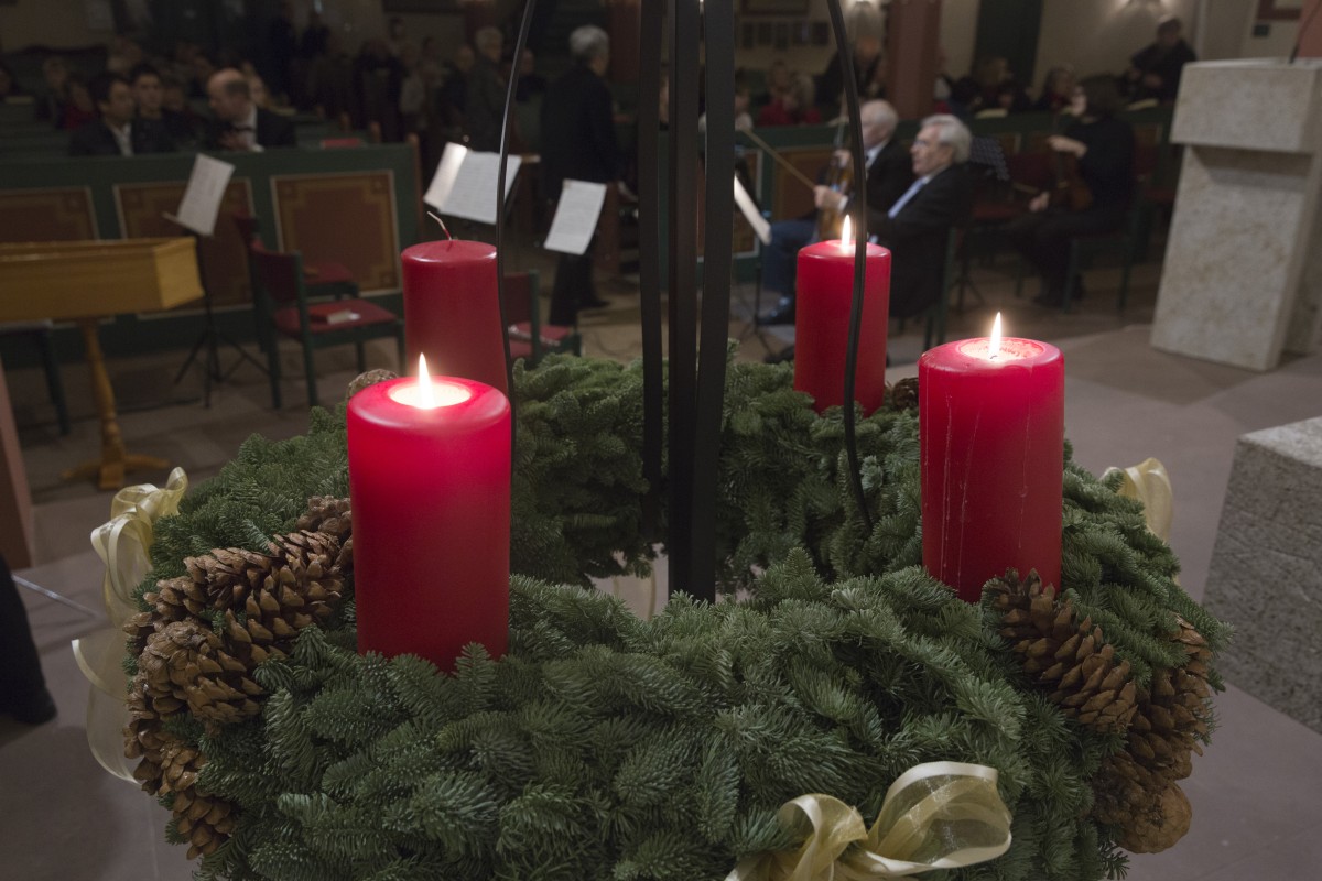 Adventskranz in der Kirche | Foto: Rolf Oeser / fundus-medien.de Adventskranz in der Kirche | Foto: Rolf Oeser / fundus-medien.de
