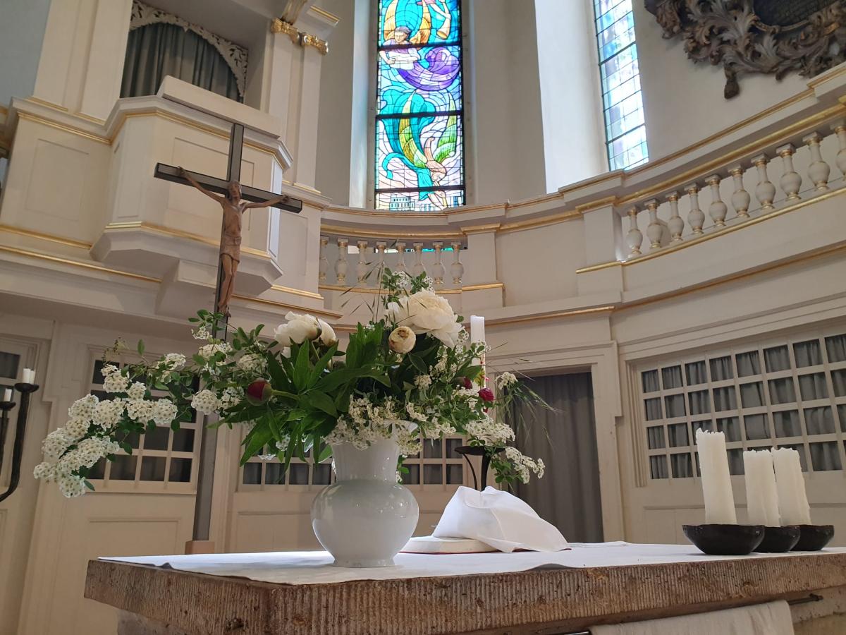 Friedenskirche Altar Blumen 2 Friedenskirche Altar Blumen 2